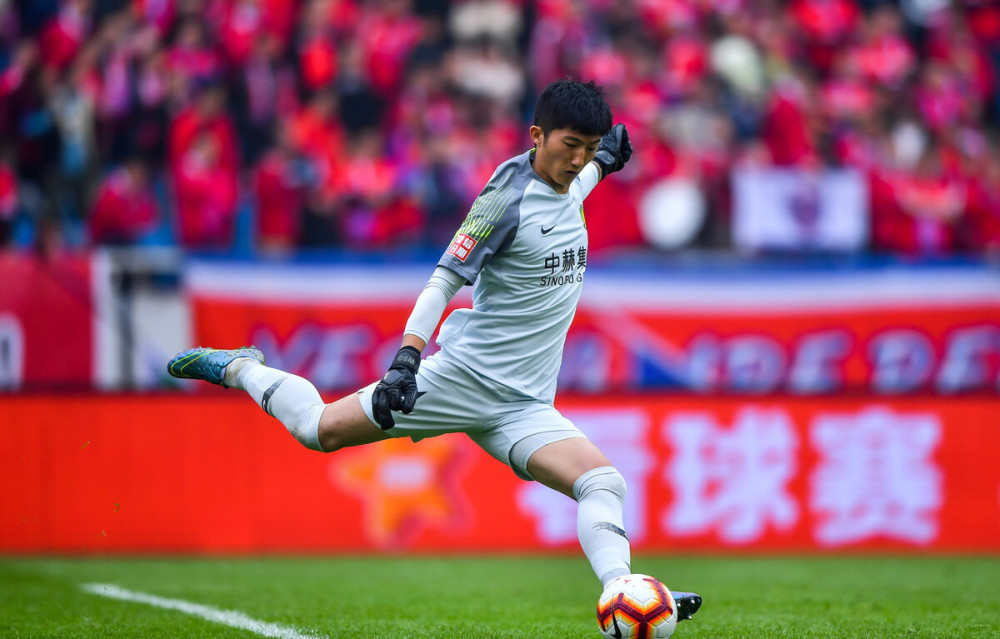  杜塞尔多夫门将神勇发挥, 多次扑救挽救球队颓势  