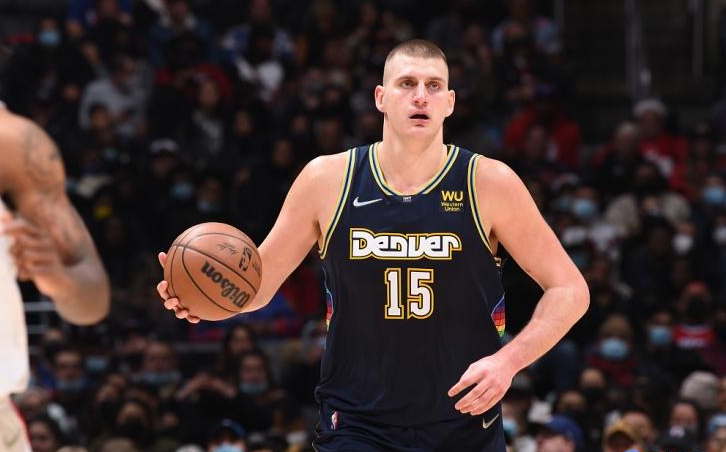 约基奇轰三双助掘金登顶,MVP争夺战再现悬念